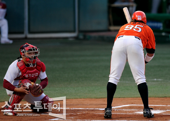 [포토] 몸쪽 공에 놀란 가르시아 '엉덩이 쭉 빼며'