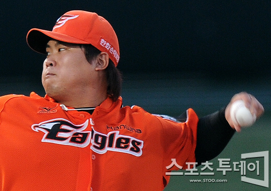 [포토] 류현진 '아껴둔 어깨로 힘껏 던진다!'