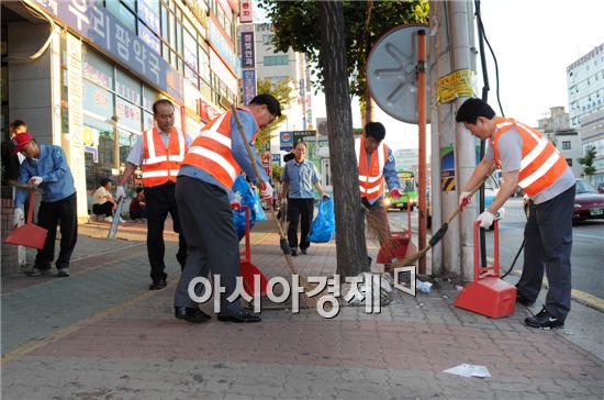 길거리 청소한 송영길 시장 "담배 제조 금지법 만들자"