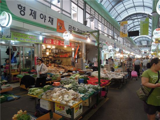 추석이 더 슬픈 재래시장 상인들..한숨 또 한숨