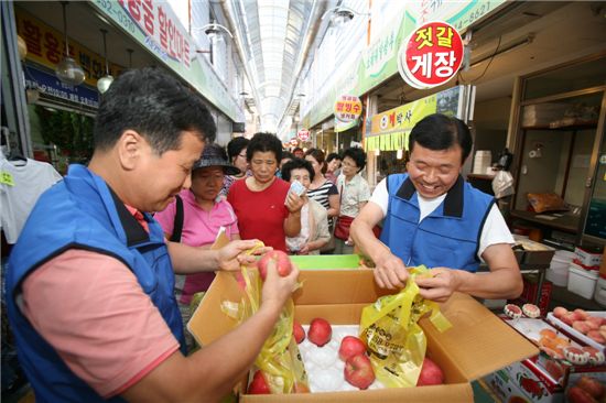 금천구 남문시장 추석 사과 반값 세일 