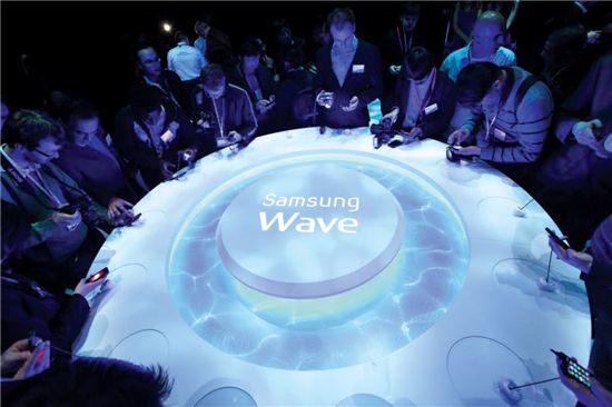 삼성전자는 지난해 ‘MWC 2010’에서 자사 독자 플랫폼 ‘바다’를 탑재한 스마트폰 ‘웨이브(Wave)’를 처음 공개했다. 