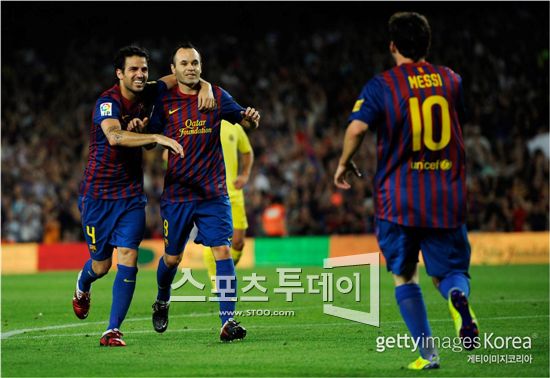 8월29일 펼쳐진 스페인 프리메라리가 바르셀로나-비야레알 전에서 리오넬 메시(오른쪽)가 골을 넣은 후 팀동료 세스크 파브레가스와 안드레스 이니에스타의 축하를 받고 있다.     [사진=Getty Images/멀티비츠]