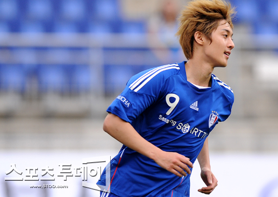 [포토] 김현중 '가을 바람에 머리를 휘날리며~'