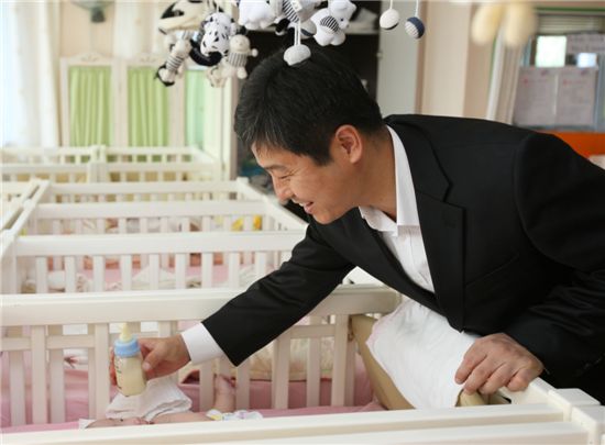 김영배 성북구청장이 8일 국내입양기관인 성가정입양원(성북동 산9-15)을 찾아 아기에게 우유를 먹여 주고 있다.
