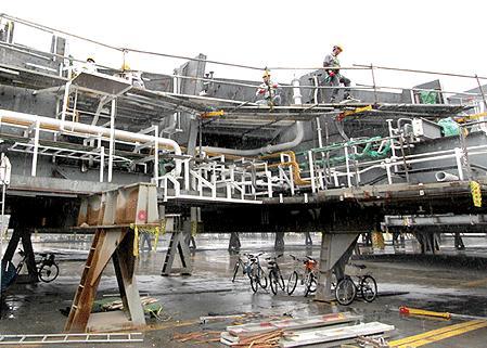 대우조선해양 옥포 조선소 직원들이 선박 발판과 안전난간 설치작업을 하고 있다.