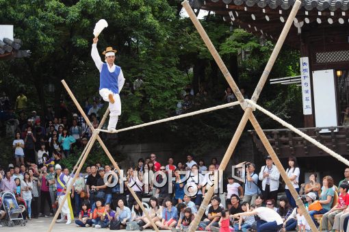 [포토]아슬아슬 줄타기!