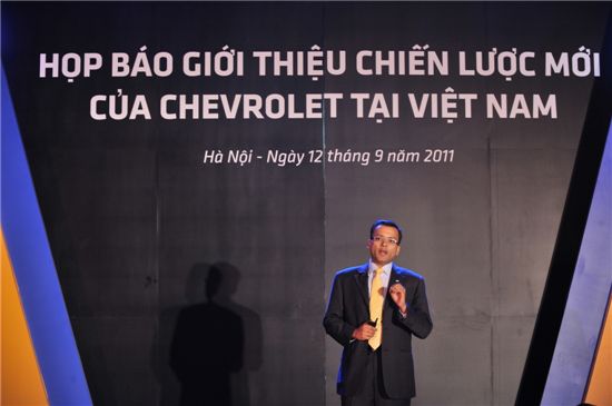 한국GM은 12일(베트남 현지 시간) 베트남 현지법인 ‘비담코’의 명칭을 ‘GM베트남’으로 변경하고, 베트남 내수시장 제품 브랜드를 ‘쉐보레’로 통일했다. 사진은 고라브 굽타 GM베트남 대표가 쉐보레 브랜드의 베트남 판매 전략을 설명하고 있는 모습. 