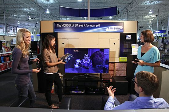 미국의 전자제품 매장 베스트바이에서 고객들이 삼성 스마트TV를 체험하고 있다.

  
