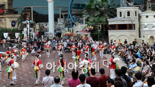 [포토]롯데월드에서 즐기는 풍물놀이