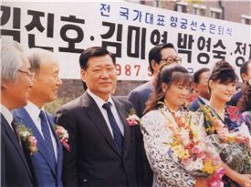 정몽구 회장이 1987년 김진호, 김미영, 박영숙 등 전 국가대표 양궁선수들의 은퇴식에 참석해 기념사진을 찍고 있다.