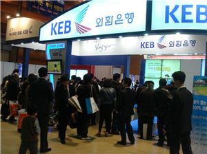 ▲지난 3월 서울 삼성동 코엑스에서 열렸던 유학ㆍ이민 박람회에 설치된 외환은행 부스 모습