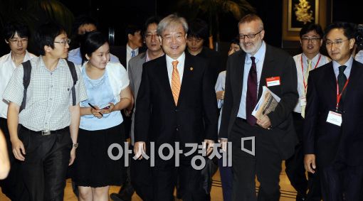 [포토]김석동 위원장에게 몰린 관심