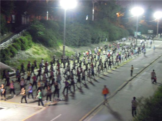 노원구민들 공원에서 야간 체조한다