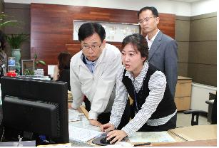권진봉 한국감정원장(왼쪽)이 직원으로부터 감정평가 과정을 설명 듣고 있다.