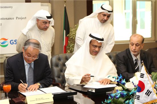 우상룡 GS건설 해외사업총괄 사장(사진 왼쪽)과 발주처 측 사미 파하드 알루샤이드(가운데) KOC사 회장이 쿠웨이트 와라 압력 유지 플랜트 공사 계약서에 서명을 하고 있다.
