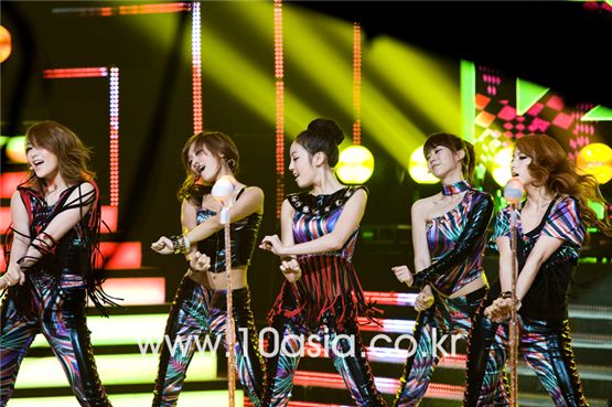 KARA performs their song "STEP" at a showcase introducing their 3rd full-length album of the same name held in Seoul, South Korea on September 14, 2011. [Lee Jin-hyuk/10Asia]