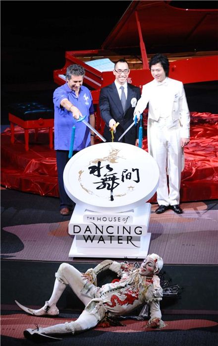 마카오 '하우스 오브 댄싱 워터' 1주년 행사