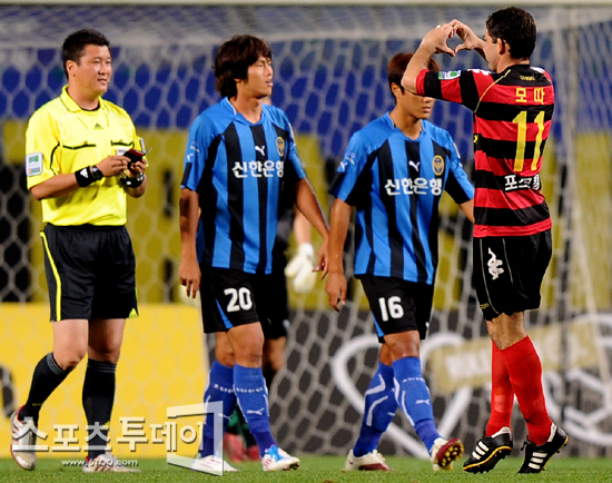 [포토] 선제골 모따 '인천 서포터석 향한 하트(?)'