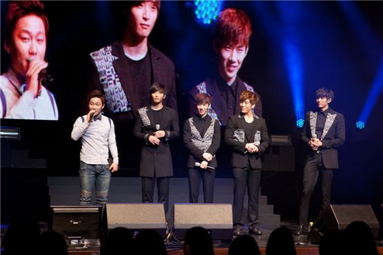 2AM meets with hundreds of fans at 2nd fan meeting 