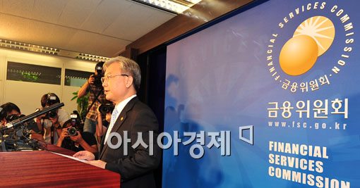 [포토] 부실저축은행 발표하는 김석동 위원장