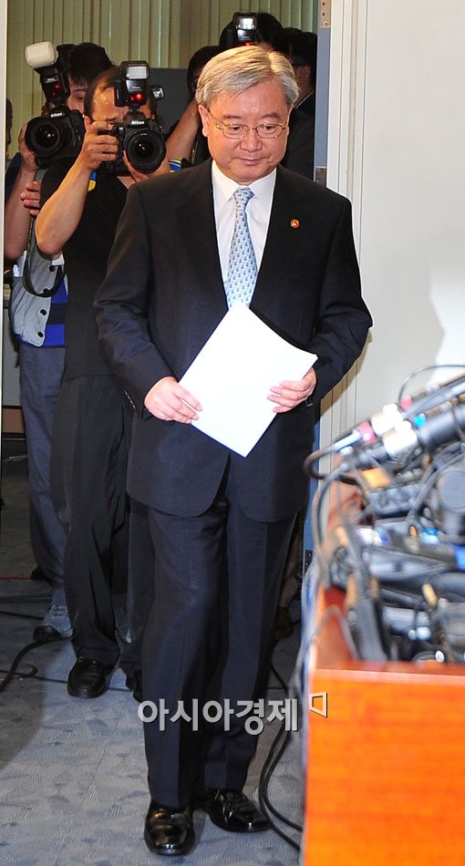 [포토] 심각한 김석동 위원장