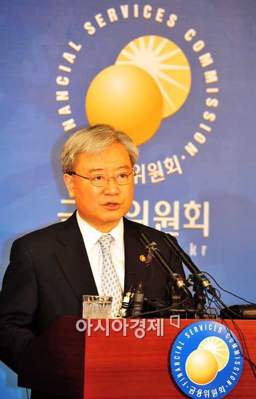 [포토] 부실저축은행 발표하는 김석동 위원장