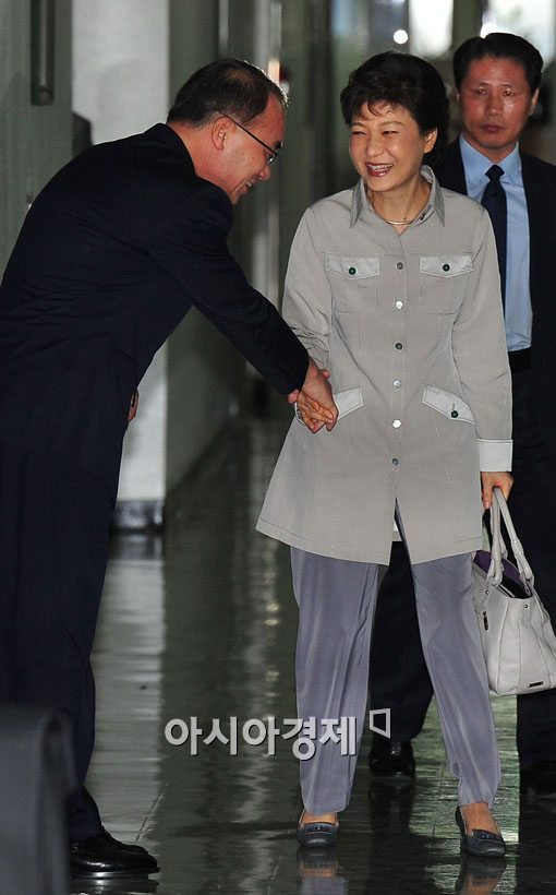 [포토] 박근혜 전 대표와 인사하는 박재완 장관