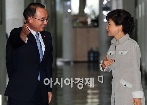 [포토] 박근혜 전 대표 영접하는 박재완 장관