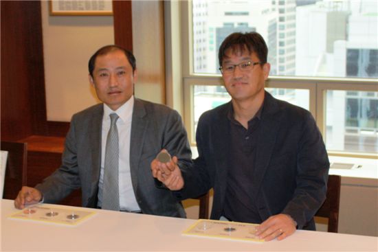 19일 이래환(왼쪽) 웨이브스퀘어 대표와 조명환(오른쪽) 박사는 수직형 LED 제조 기술에 관한 간담회를 개최했다. 