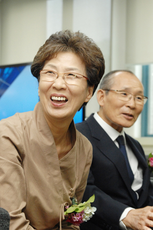 김삼열 여사가 KAIST에 50억원을 기부한 뒤 남편 김병호 서전농원 회장과 웃고 있다.