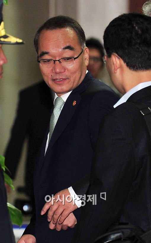 [포토] 국무회의 참석하는 박재완 장관