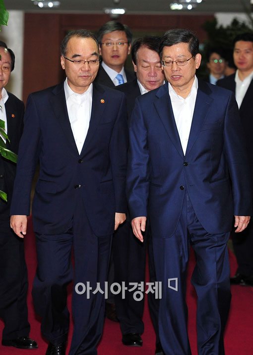 [포토] 의견 교환하는 박재완 장관·김황식 총리