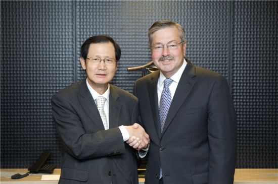 ▲박찬구 금호석유화학 회장(왼쪽)과 테리 브랜스태드 아이오와주지사