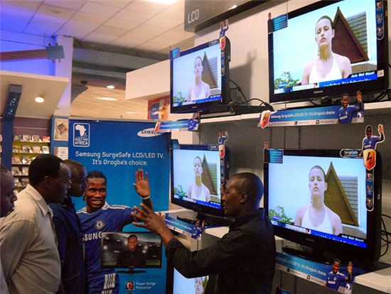 아프리카 나이로비에 위치한 대형 쇼핑몰 '나쿠마트' 전자 매장에서 고객들이 삼성전자 '서지세이프TV'를 살펴보고 있다.
