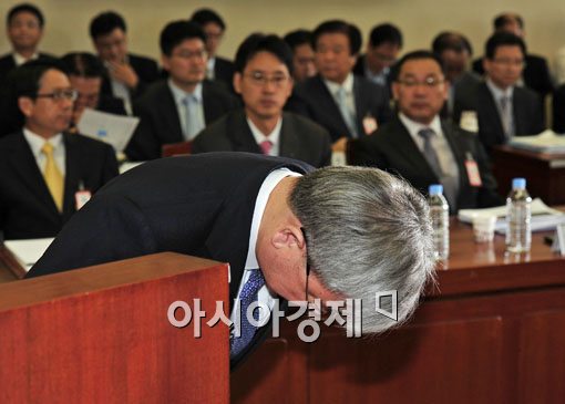 [포토] 고개숙인 김석동 금융위원장