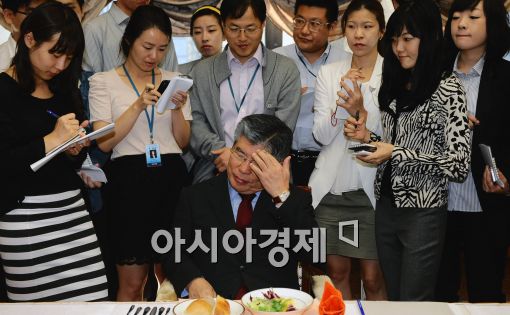 [포토]고민하는 김중수 총재?