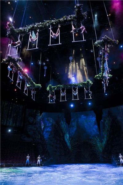 마카오 水中舞에 빠지다…카지노의 도시는 지금 쇼·쇼·쇼