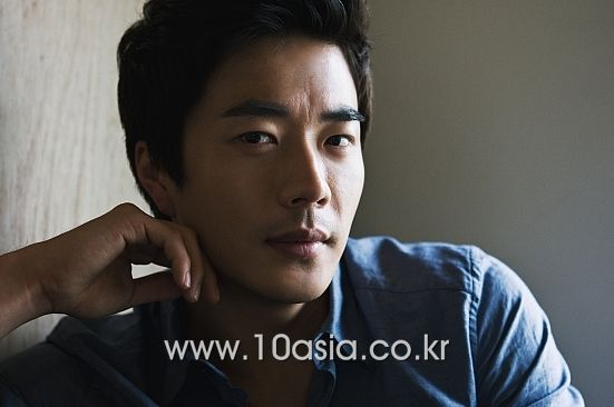 Kwon Sang-woo returns to Korea for leg treatment