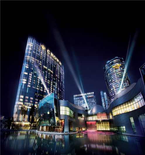 마카오 水中舞에 빠지다…카지노의 도시는 지금 쇼·쇼·쇼