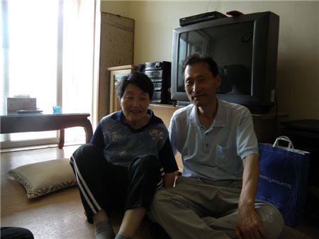 9년간 치매 아내를 지극정성으로 보살펴온 김종렬(오른쪽)씨가 부인과 나란히 앉아 있는 모습. 보건복지부는 4회 치매극복의 날(21일)을 맞아 김씨 등 치매를 극복해온 사람들에게 표창을 수여했다. <사진제공= 한국치매가족협회>
