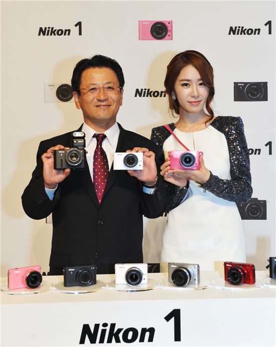 21일 니콘이미징코리아 우메바야시 후지오 대표(좌)가 '니콘1' 신제품을 선보이고 있다.