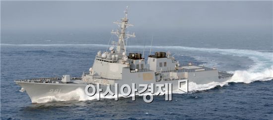 정비창고에 쌓이는 최신예 무기들