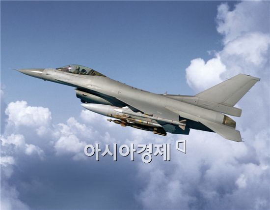 정비창고에 쌓이는 최신예 무기들