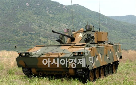 정비창고에 쌓이는 최신예 무기들