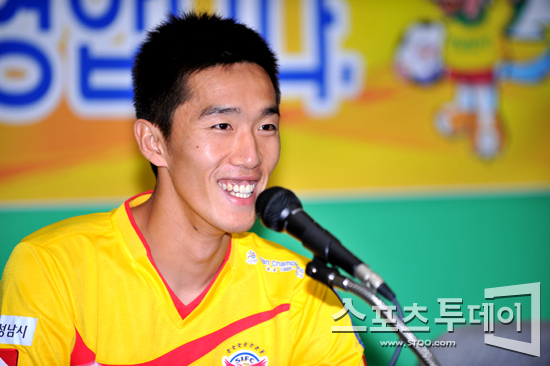 [포토] 활짝 웃는 김정우 '성남으로 돌아왔어요'