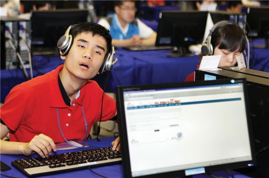 SK텔레콤은 지난 6월 한국장애인재활협회와 함께 ‘2011 장애청소년 IT 챌린지 대회’를 열었다.