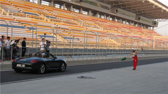박소현씨가 200km/h가 넘는 속도로 영암 F1 트랙을 질주하고 있다.
