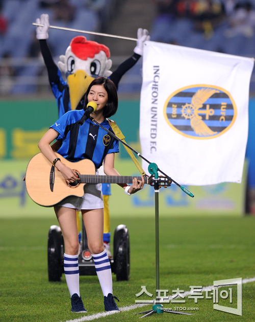 [포토] 가수 장재인, '축구장에서 노래해요!'