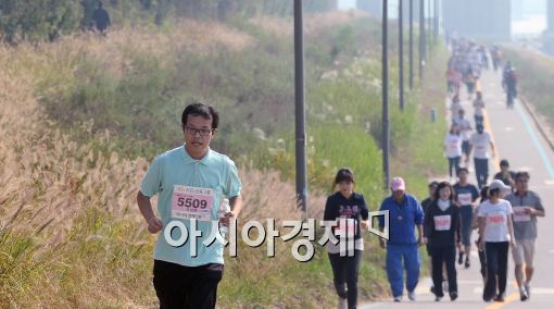 [포토]한강변의 긴 마라톤 행렬